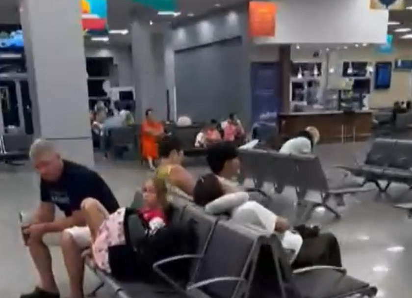 Sute de turiști români, blocați de mai mult de o zi pe un aeroport din Egipt. Ce s-a întâmplat cu aeronava