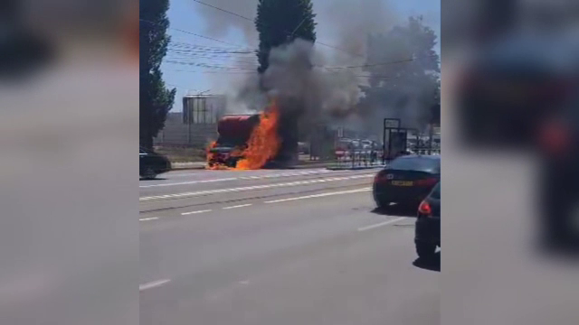 O autoutilitară care transporta materiale plastice a luat foc pe o stradă din Galați. Au ars două tone de plastic