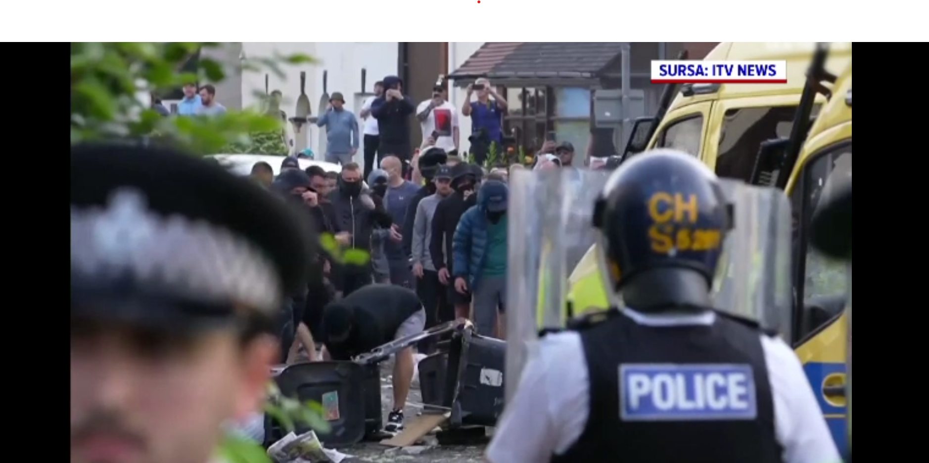 Zeci de persoane arestate în Marea Britanie. Proteste, degenerate în violenţe în memoria a trei fetiţe ucise