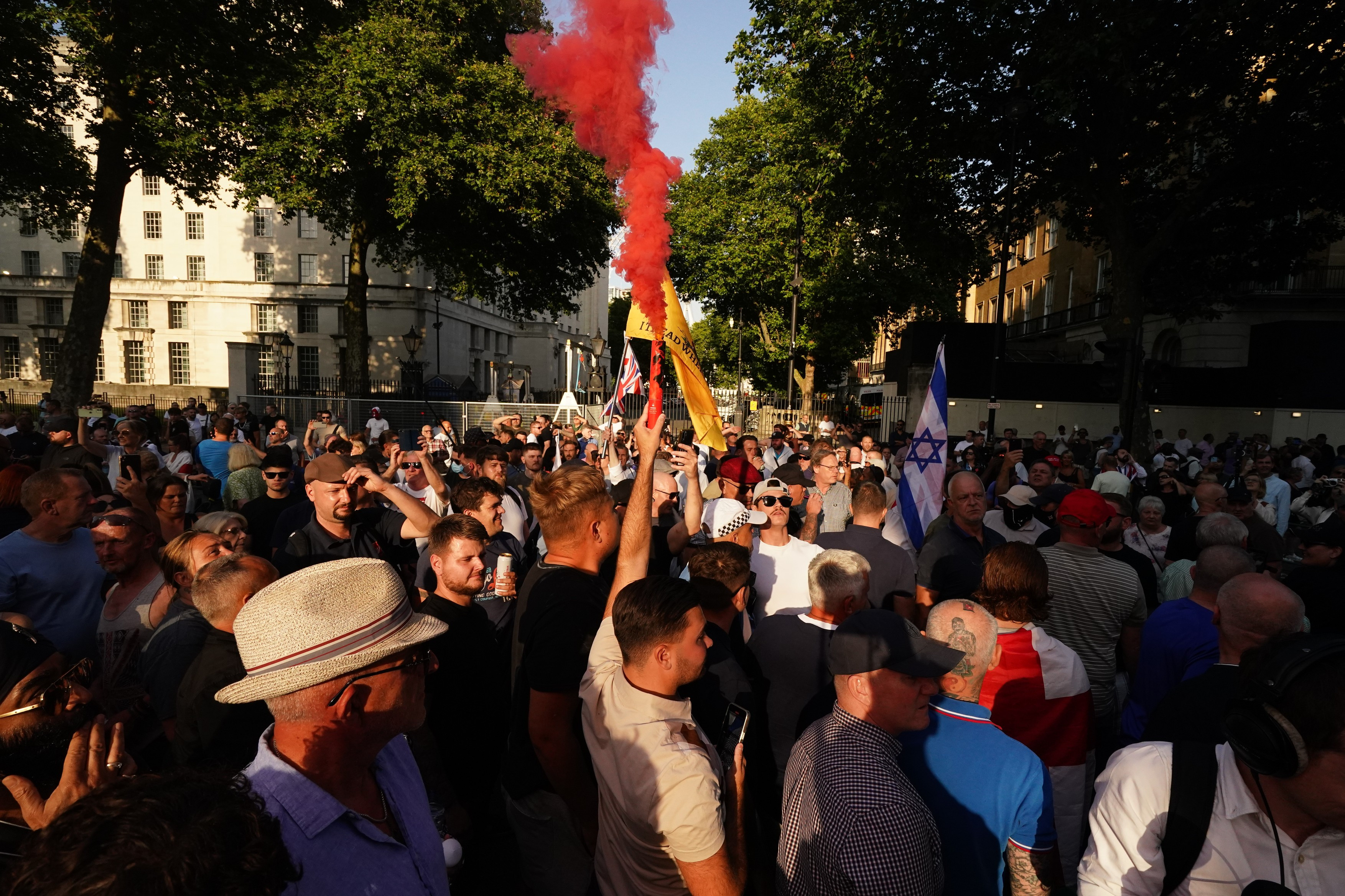 Clădiri luminate în roz în Anglia, în memoria fetițelor ucise la Southport. „Este o afişare a unităţii emoţionante”