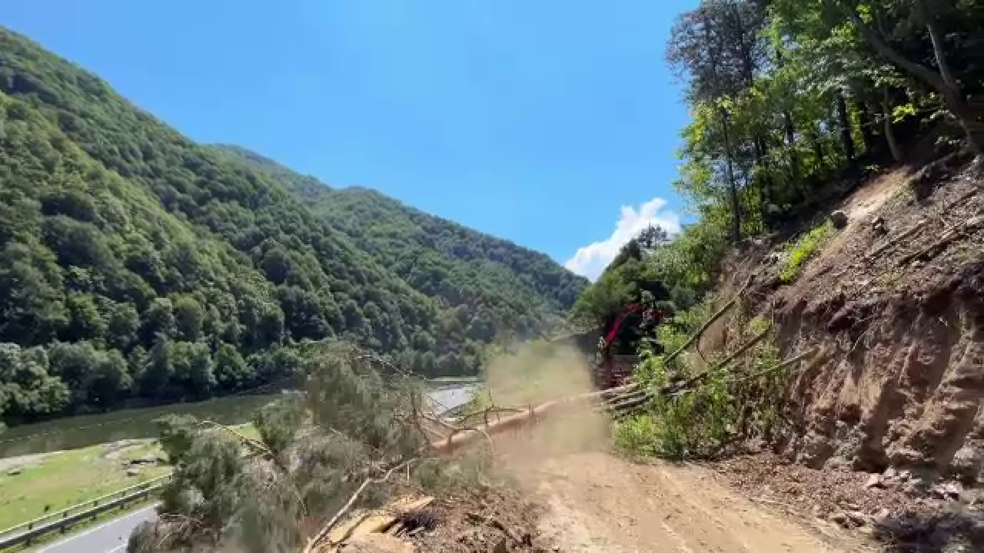 Restricții de circulație pe mai multe tronsoane de pe Valea Oltului. Au loc lucrări de consolidare a versanţilor