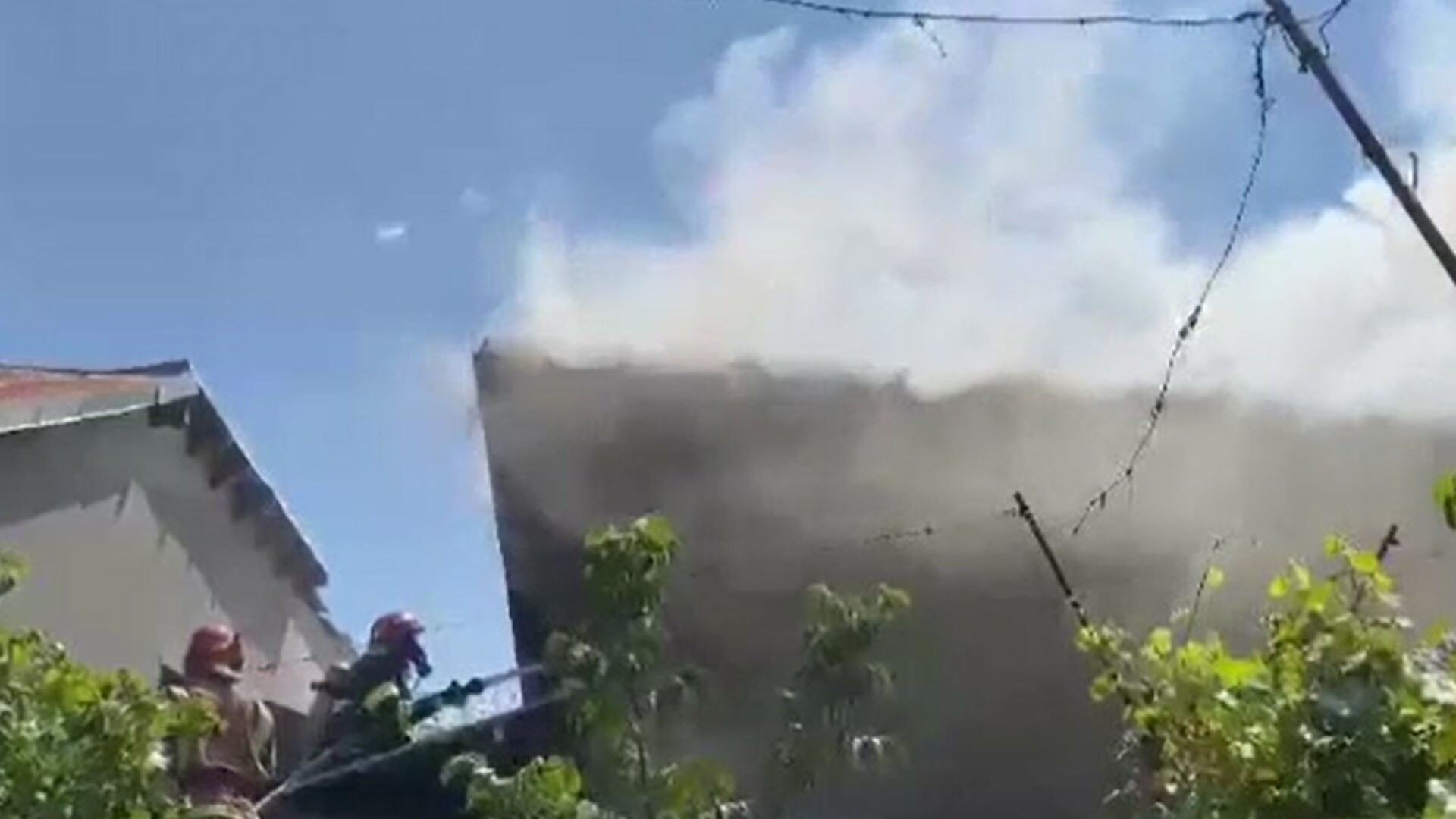 O priză defectă a dus la un incendiu de proporții în Ploiești. Două case și mai multe anexe au luat foc