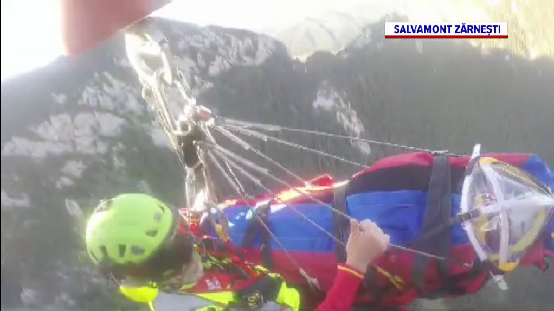 Intervenție dramatică cu elicopterul în munții Piatra Craiului. Un adolescent olandez a căzut zece metri, în gol, într-o râpă