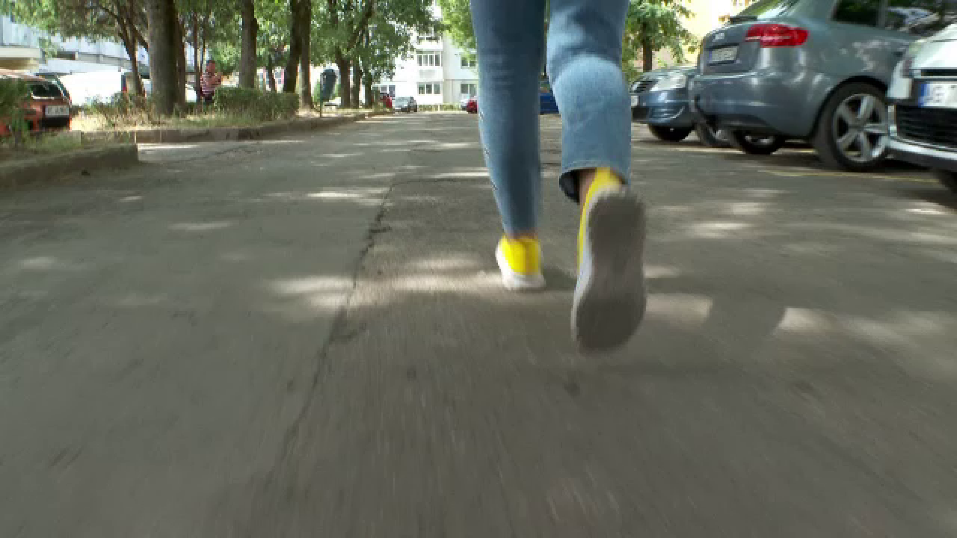 O tânără a fost înjunghiată într-un parc din Piteşti de socrul ei, furios că i-a părăsit fiul. O amenințase cu moartea