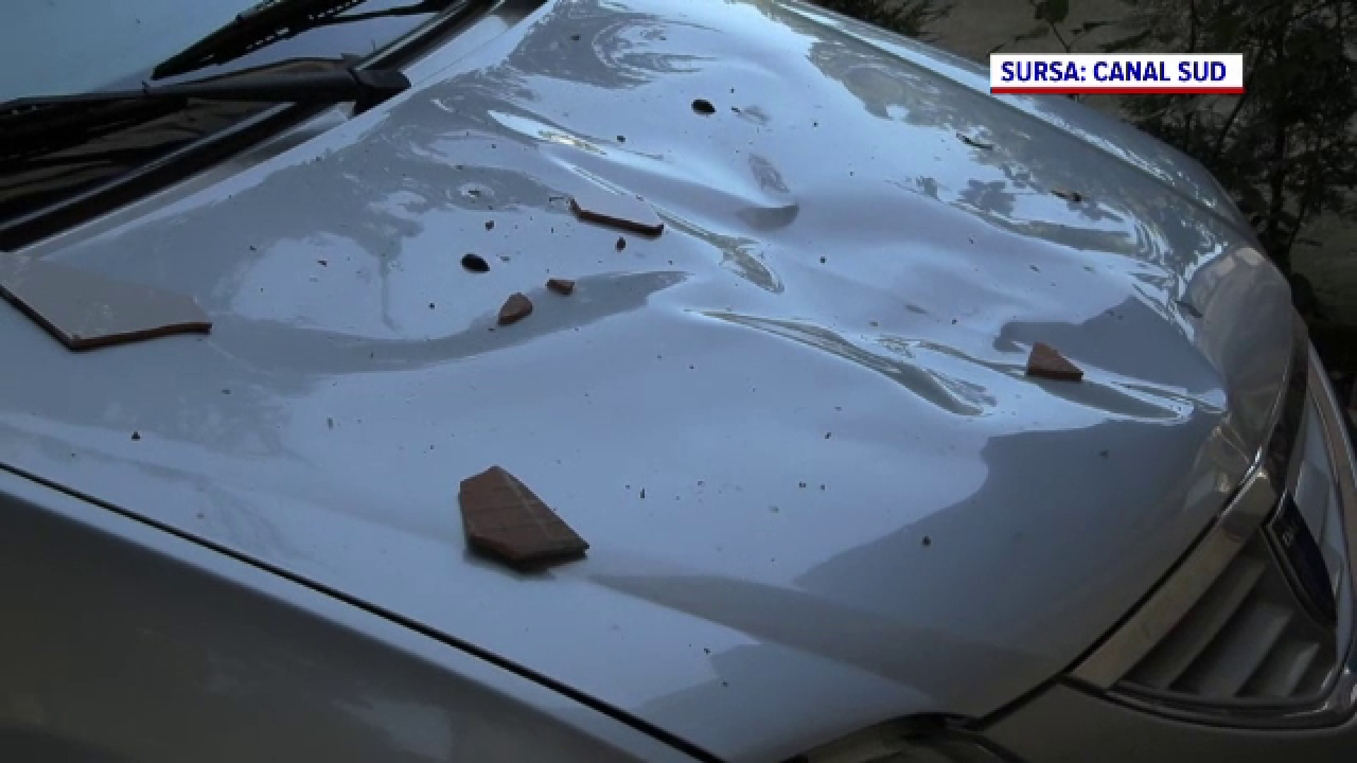 Tânărul care și-a împins iubita de la etaj, în Călărași, i-ar fi găsit niște poze în telefon și a luat-o la bătaie