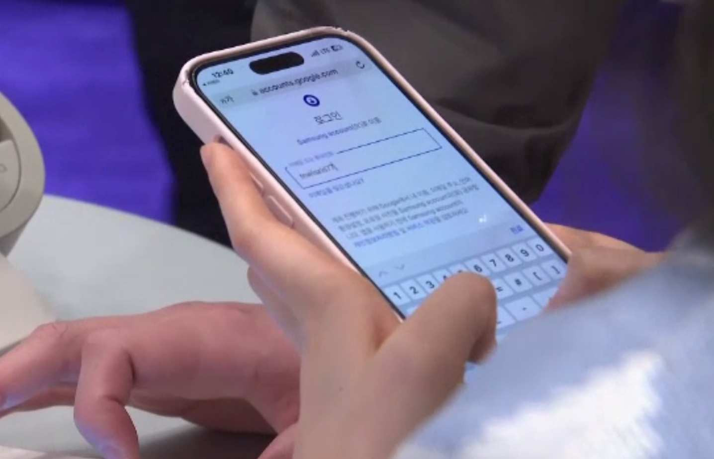 Adolescenții „lipiți” de mobil dezvoltă anxietate, depresie și insomnie. Studii îngrijorătoare realizate în doi ani