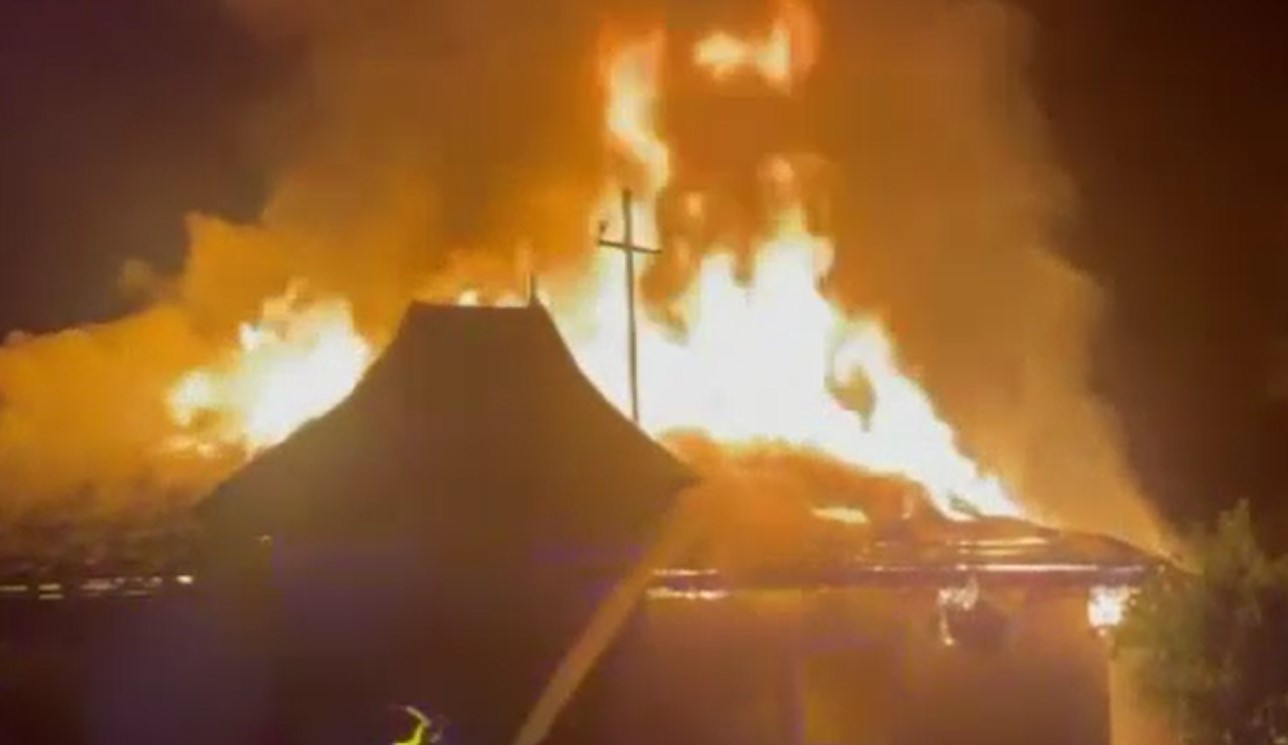 Incendiu violent și pericol de explozie în Argeș. O persoană a avut nevoie de ajutorul medicilor