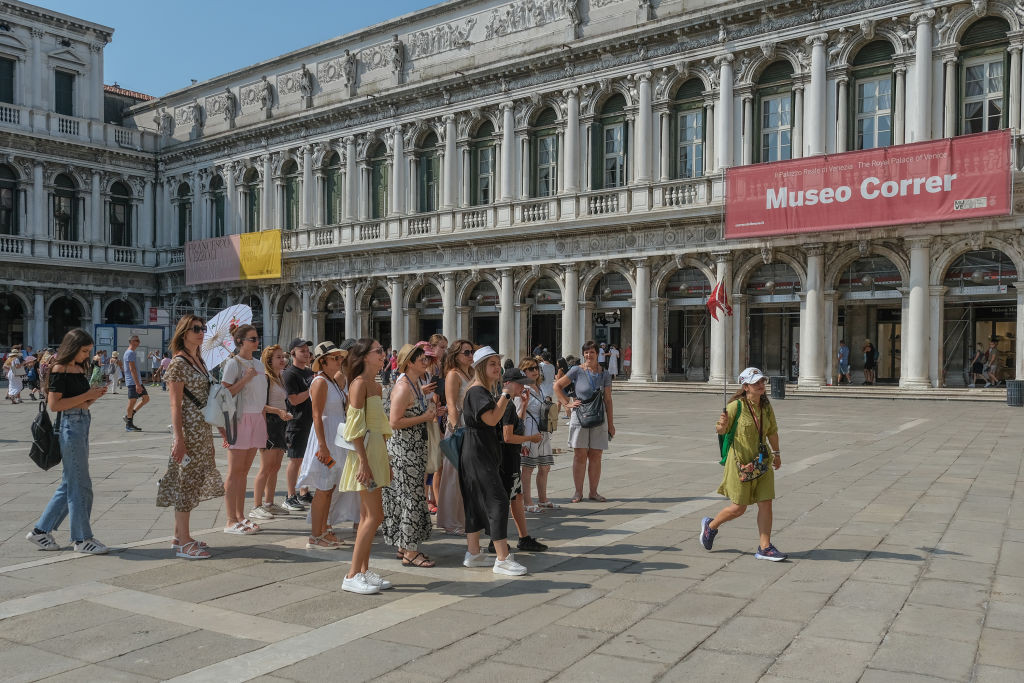 Reguli noi și amenzi mari în mai multe orașe din Italia. Câți bani vor scoate din buzunare turiștii care nu respectă măsurile