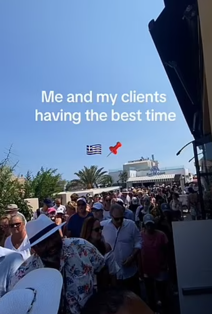 Ce se întâmplă de fapt în Santorini. Mulțimi uriașe de turiști coboară de pe feribot și se înghesuie pe străduțe. VIDEO