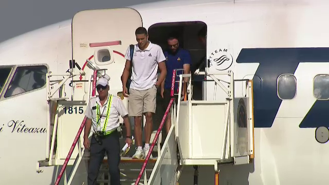 David Popovici a revenit în ţară după ce a câştigat două medalii la JO. „Este nevoie de bani investiți în sport”