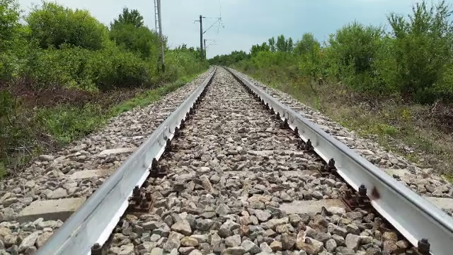 Motivul pentru care șinele de tren din vestul țării sunt vopsite în alb. Reprezentanții CFR s-au inspirat din alte țări