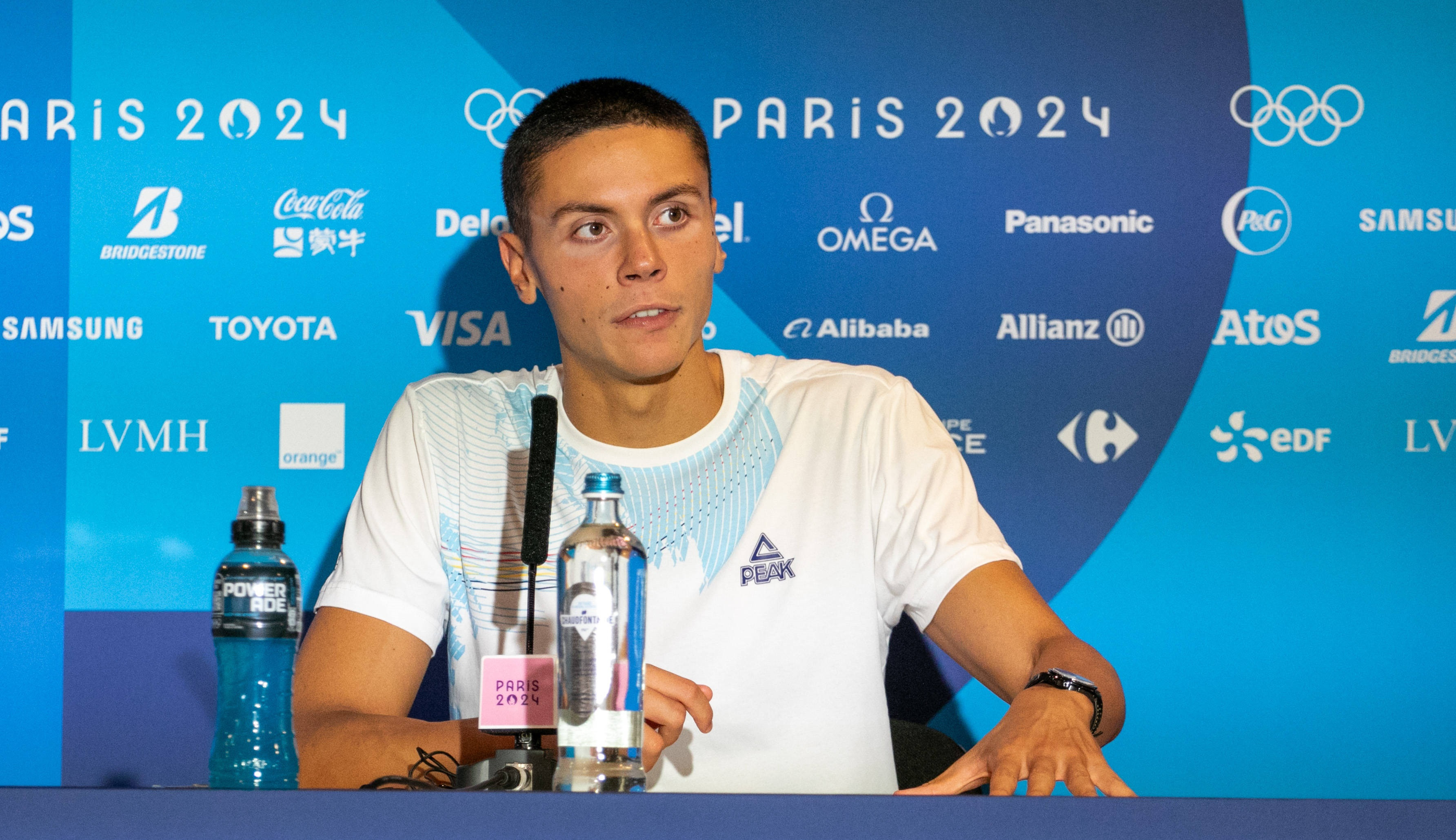 David Popovici își donează echipamentul de la JO 2024 pentru a strânge 115.000 de euro pentru copii cu nevoi speciale