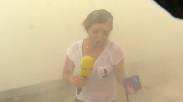 Ce a pățit o jurnalistă care transmitea în direct operațiunile de stingere a unui incendiu