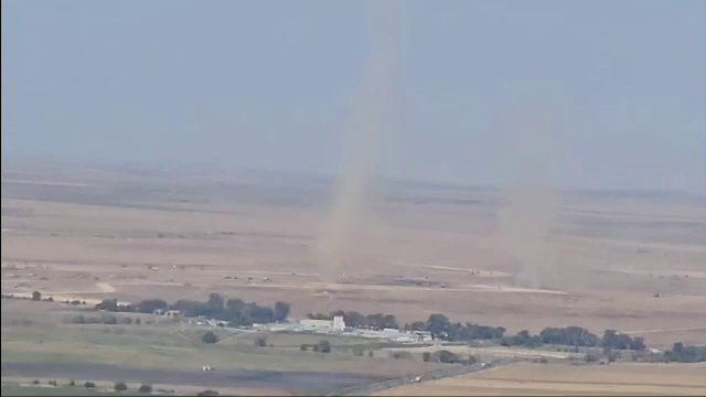 Imagini surprinzătoare în Constanța. S-au format vârtejuri înalte de praf, asemănătoare unor tornade, la Mihail Kogălniceanu