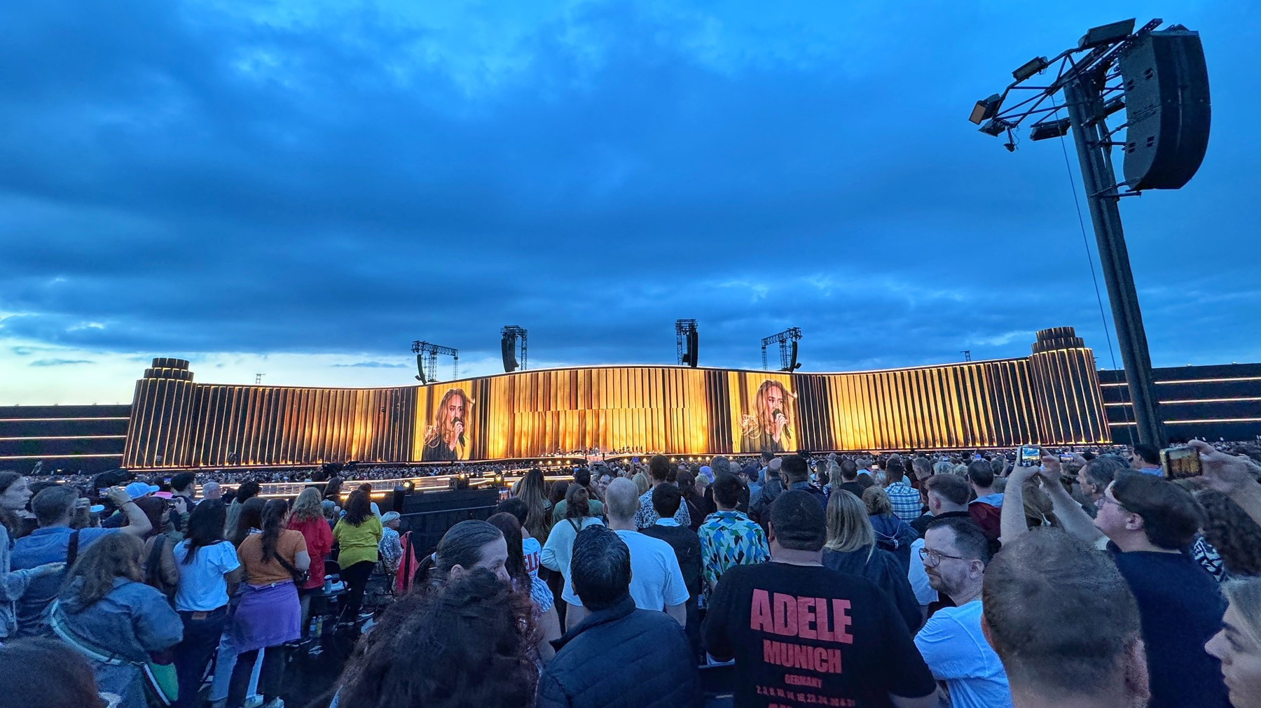 Jurnaliştii germani sunt nemulţumiţi de restricţiile privind fotografierea la concertele susţinute de Adele: „Inacceptabil”