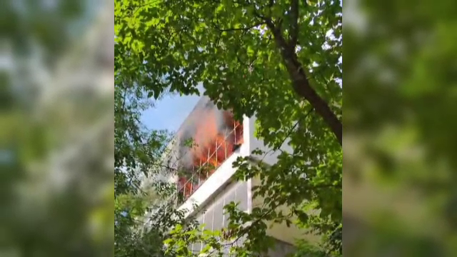 Apartament înghițit de flăcări, într-un bloc din Iași. Ce era depozitat în locuință: ”Mare nenorocire!”