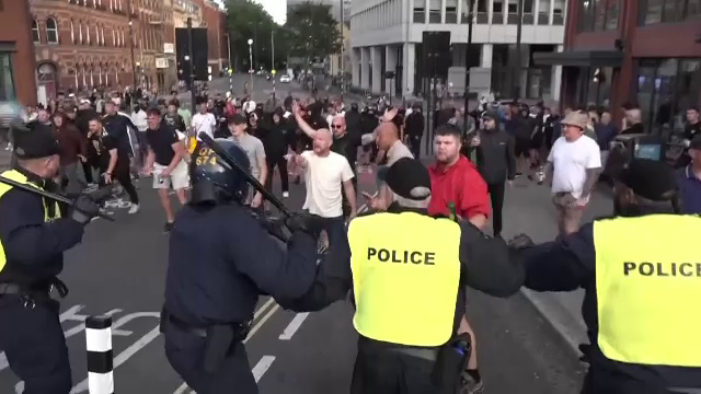 Noi marșuri anti-migranți în Marea Britanie. Unele s-au încheiat cu ciocniri între forțele de ordine și manifestanți