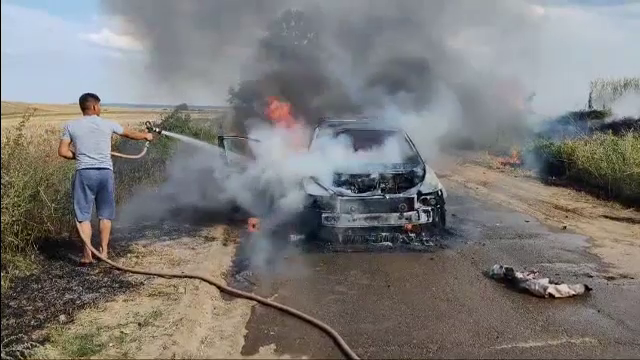 Două mașini au ars ca niște torțe în Iași. Ce s-a întâmplat