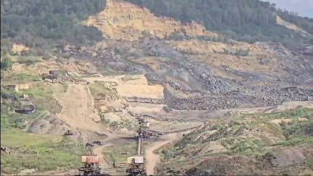 O alunecare de teren a distrus două excavatoare uriașe, pe carieră de cărbune din Oltenia. Paguba este de milioane de euro