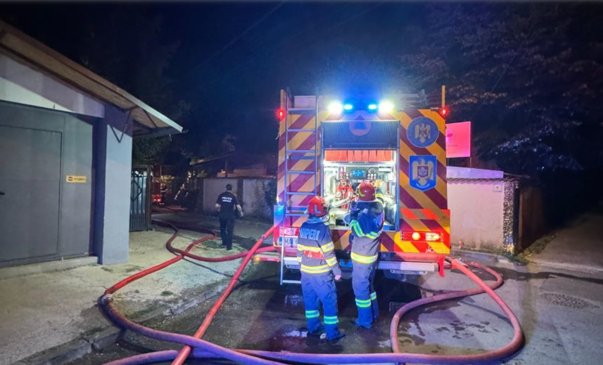 Incendiu puternic în Bucureşti. Au ars un garaj şi patru maşini. Zece persoane care locuiau în zonă s-au autoevacuat