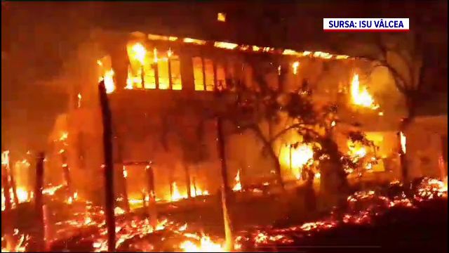 Incendiu de vegetație în Vâlcea. Două case ardeau cu flăcări uriașe