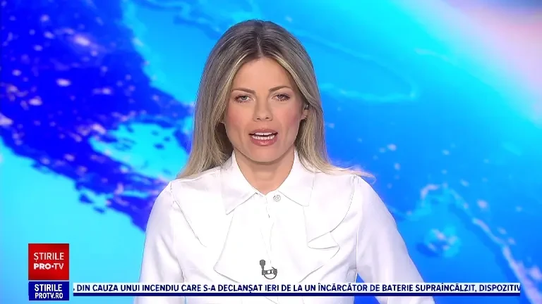 Momentul în care o tornadă răstoarnă remorca unui TIR în doar câteva secunde. Vântul a suflat cu 120 de km/h