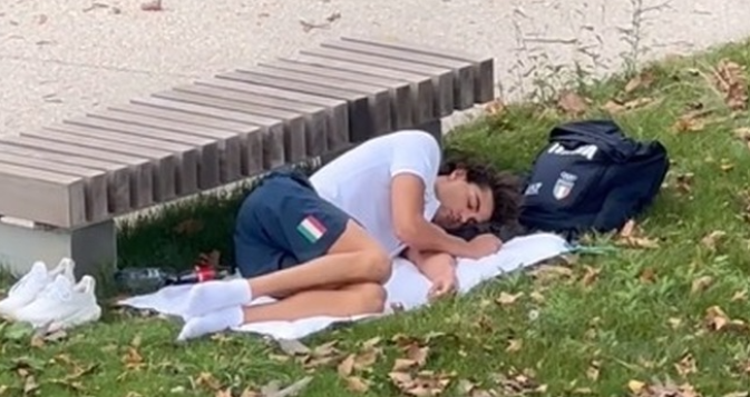 Campionul olimpic Thomas Ceccon, filmat când doarme în parc, după ce a criticat condițiile din Satul Olimpic. FOTO&VIDEO
