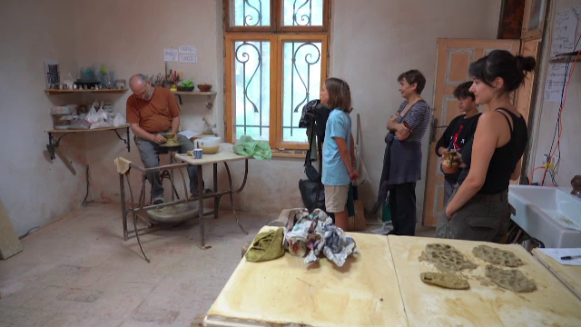 O tabără din Iași atrage francezi care vor să învețe arta populară românească. ”Trebuie să știm să facem asta”