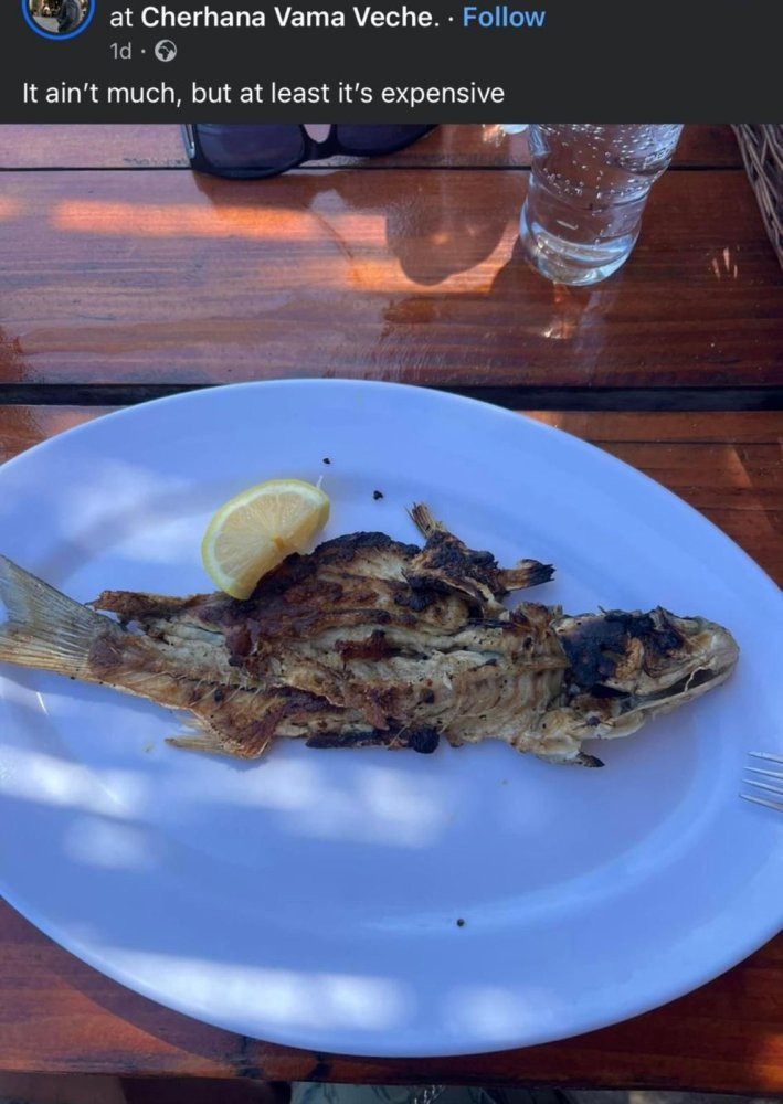 A vrut să mănânce un pește la o terasă din Vama Veche și a primit oase. ”Nu e mult, dar măcar e scump”