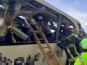 Accident teribil în Italia. Un mort şi 15 răniţi, după ce un autocar plin cu turişti a intrat într-un parapet