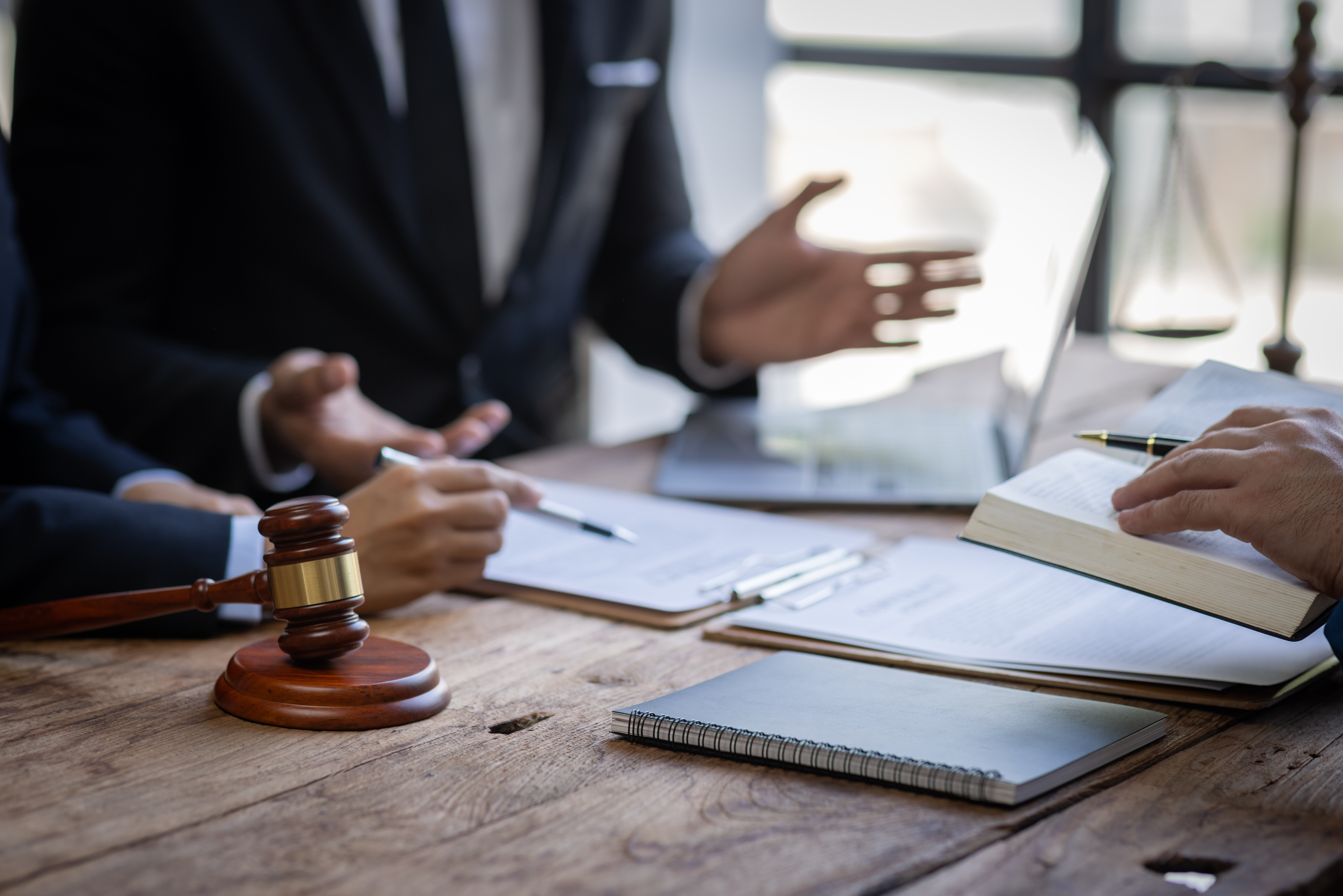 Procurorii din Iași au dat România în judecată și cer diurnă, chiar dacă locuiesc în același oraș. Câți bani ar însemna