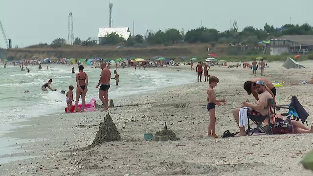 Plaja fină de odinioară a dispărut pentru totdeauna, după ”reabilitare”. Turiștii intră acum direct în gropile din mare