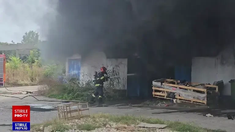 Incendiu violent la un depozit din Costineşti, cu degajări mari de fum. A fost emis mesaj RO-Alert | FOTO & VIDEO