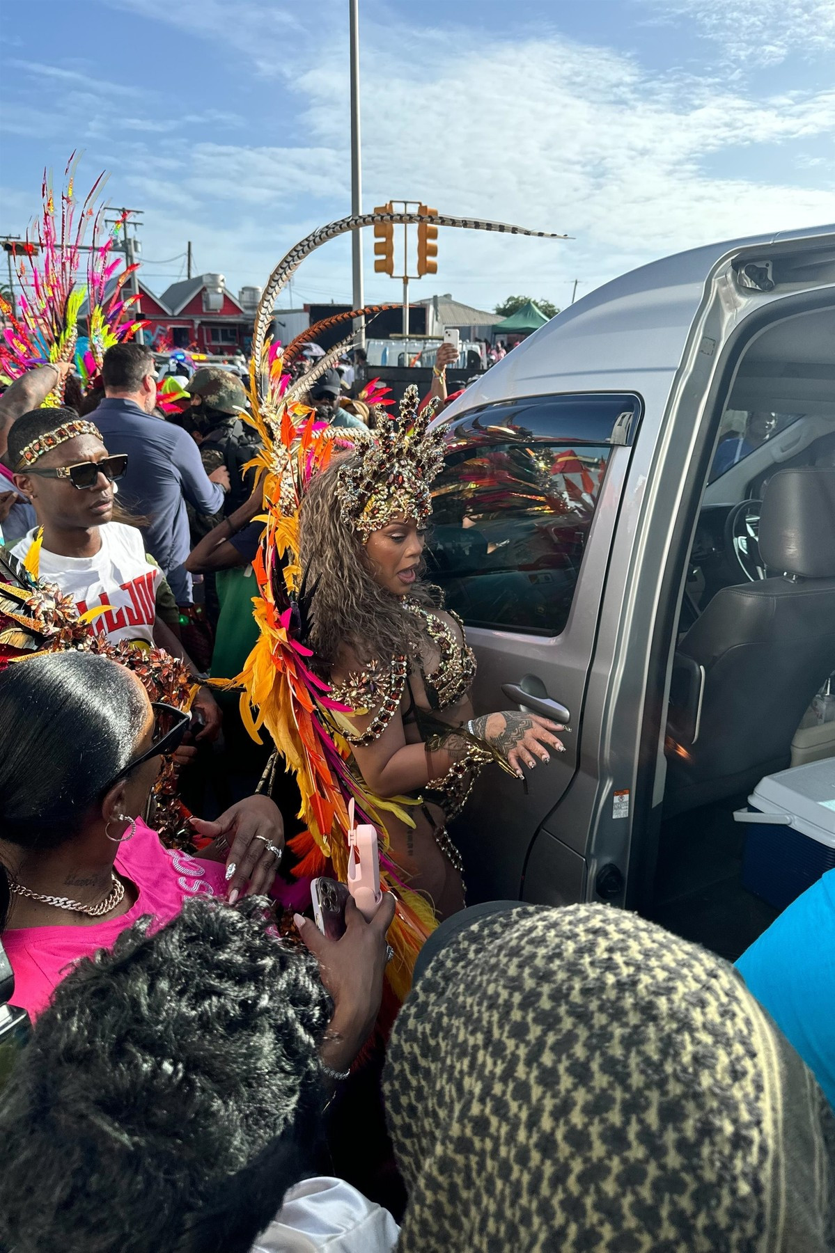 Rihanna, aşa cum nu am mai văzut-o. Cum a apărut în fața fanilor la carnavalul din Barbados. GALERIE FOTO