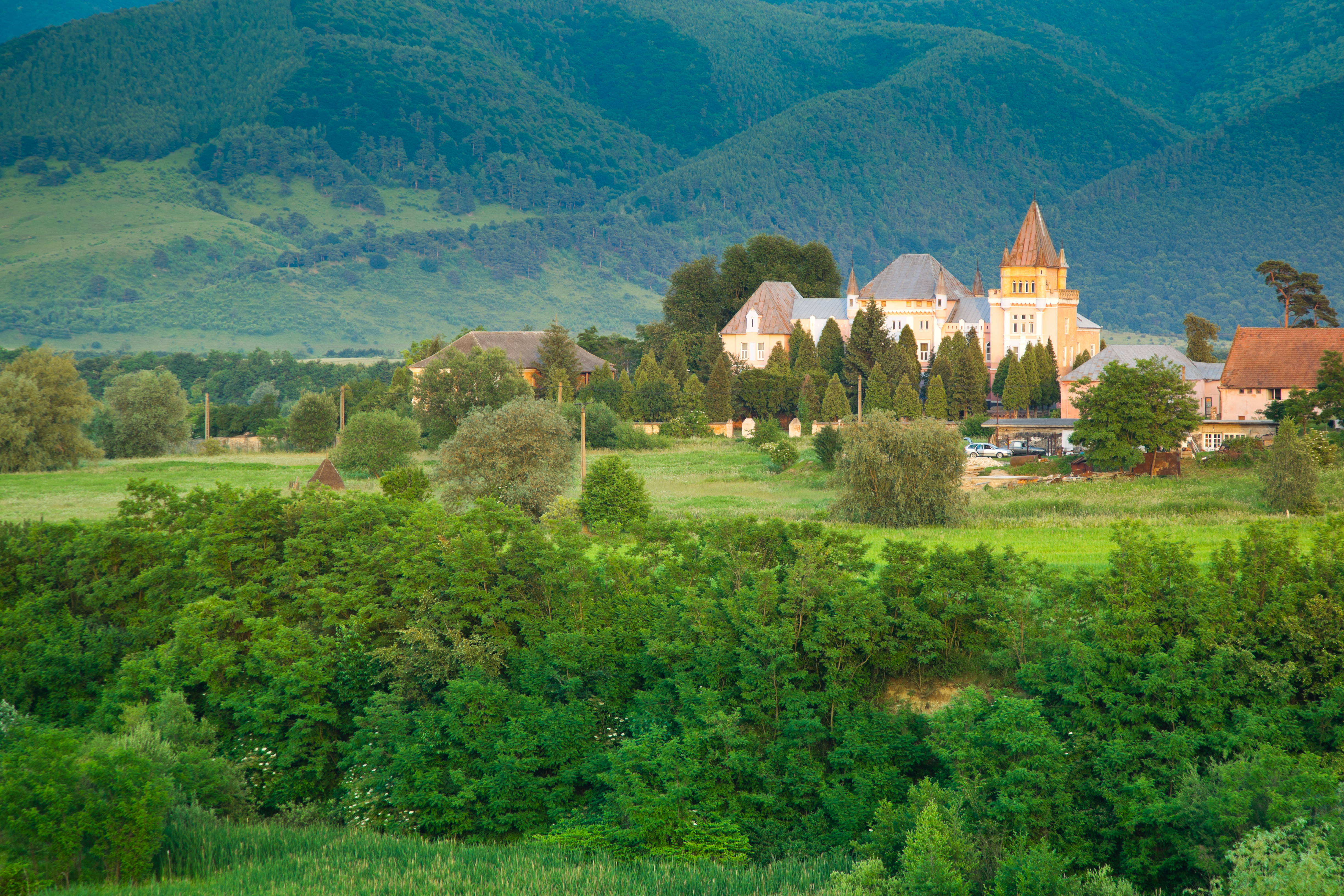 Castelul Kendeffy, comoara uitată din Hunedoara. Istoria zbuciumată a acestui monument istoric