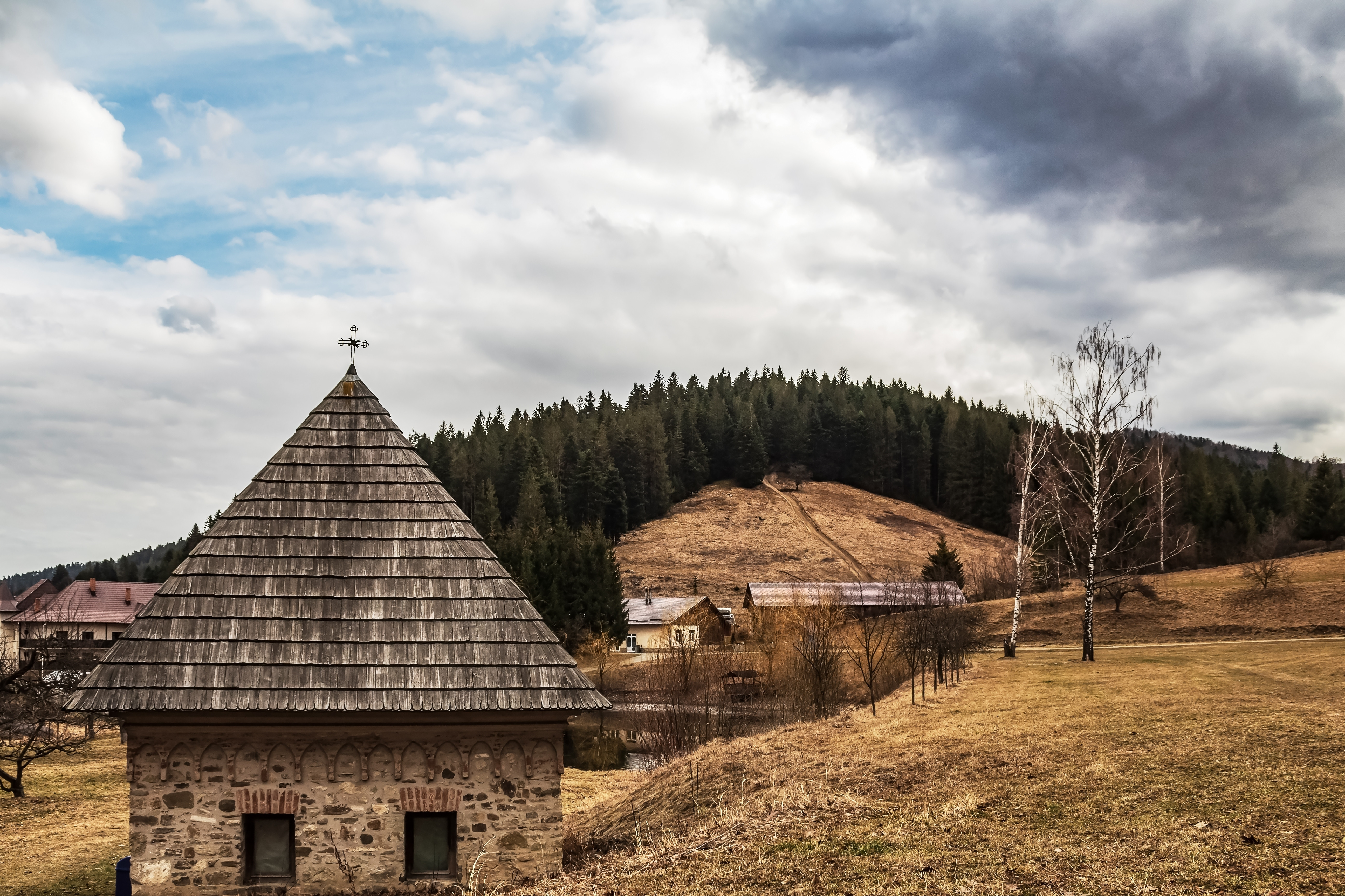 Satul din România în care lumea pare că stă în loc. Aici se află izvorul al cărei ape nu se strică niciodată