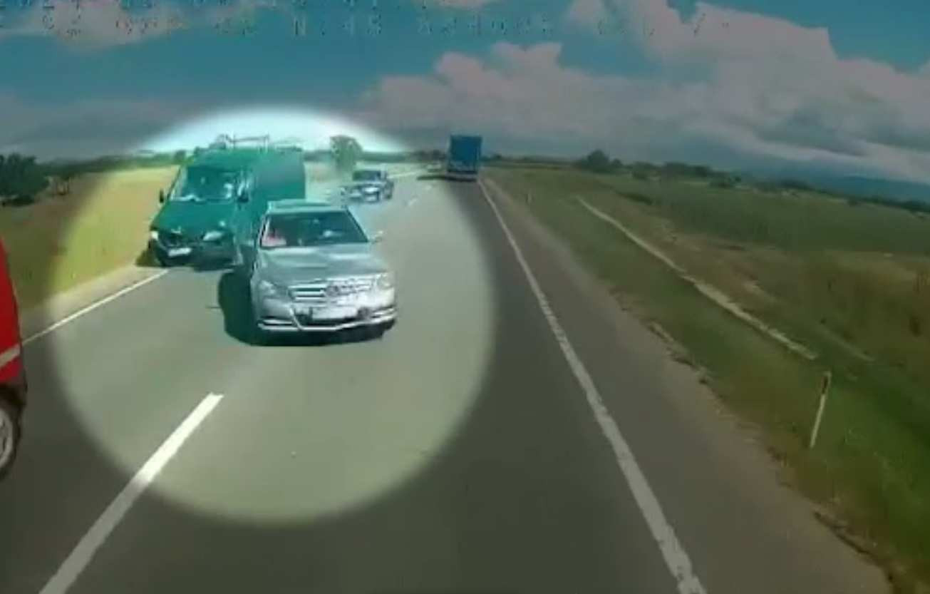 Au fost spulberați de un TIR după ce o dubă le-ar fi împins mașina pe contrasens. Detaliul surprins de o cameră de bord