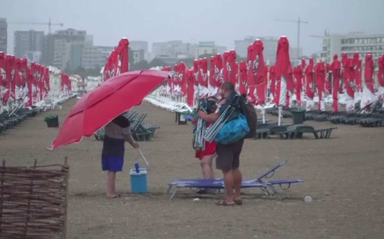 Furtuna de pe litoral le-a stricat distracția turiștilor. Unii au împrumutat umbrelele de plajă, alții au fugit în apă