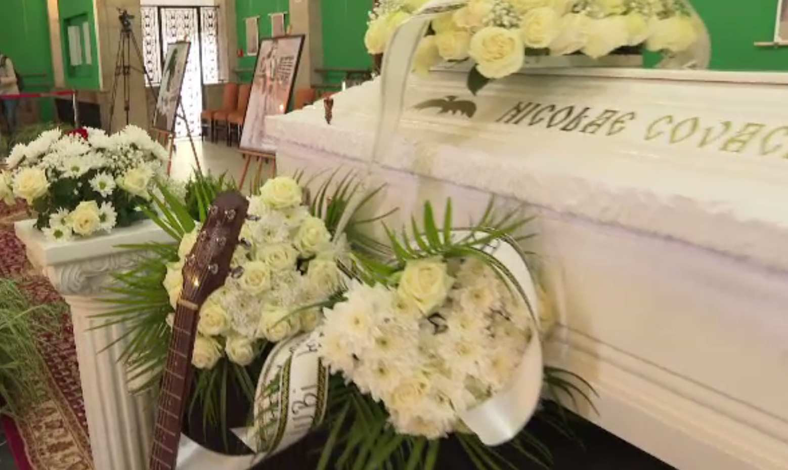 Omagii pentru Nicu Covaci, la Filarmonica Banatul din Timișoara. Ce scrie pe sicriul alb al muzicianului