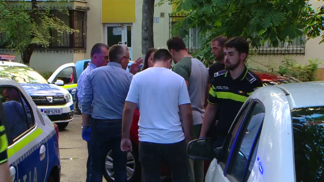 Cine ar fi ucis-o pe mama din București și pe doi dintre copiii ei, găsiți morți în apartament. Victimele, băgate în saci