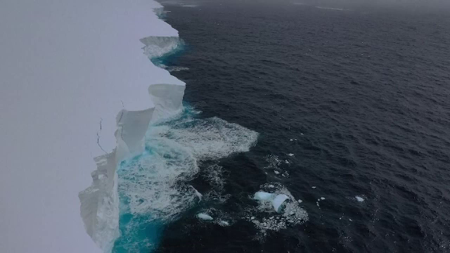 Cel mai mare aisberg din lume se învârte pe loc la nord de Antarctica. Fenomenul îi sperie pe oamenii de știință