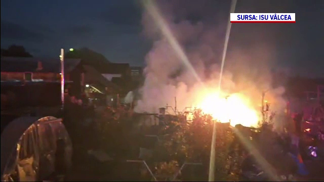 Incendiu puternic în Vâlcea. O gospodărie a căzut pradă focului, iar trei persoane au fost rănite