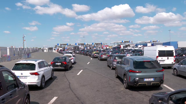 Românii din străinătate vin în număr mare în țară. Unii călătoresc din Suedia sau Spania cu mașina