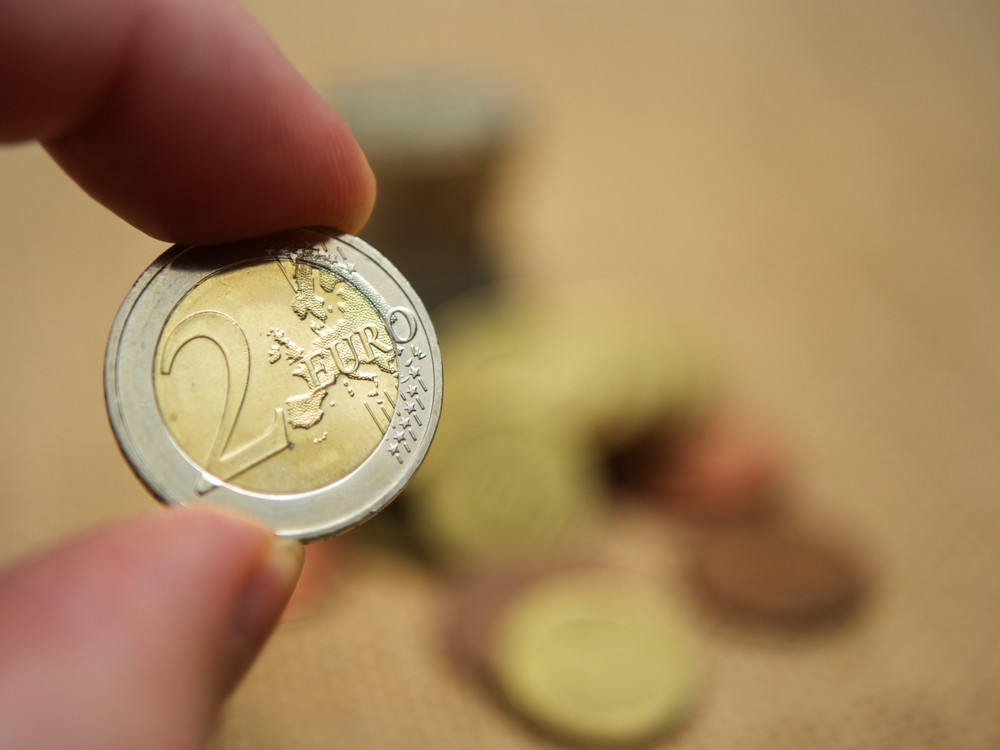 Un angajat al Ministerului de Interne din Macedonia de Nord a falsificat milioane de monede de 2 euro