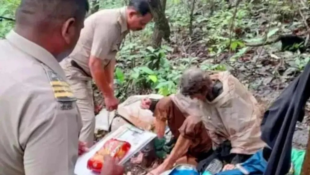 O femeie a fost găsită legată cu lanțuri de un copac, după ce un cioban a auzit țipete dintr-o pădure. Ce s-a descoperit apoi