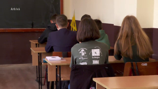 Schimbări în școli, din septembrie. Note la purtare în catalog și restricții privind telefoanele mobile