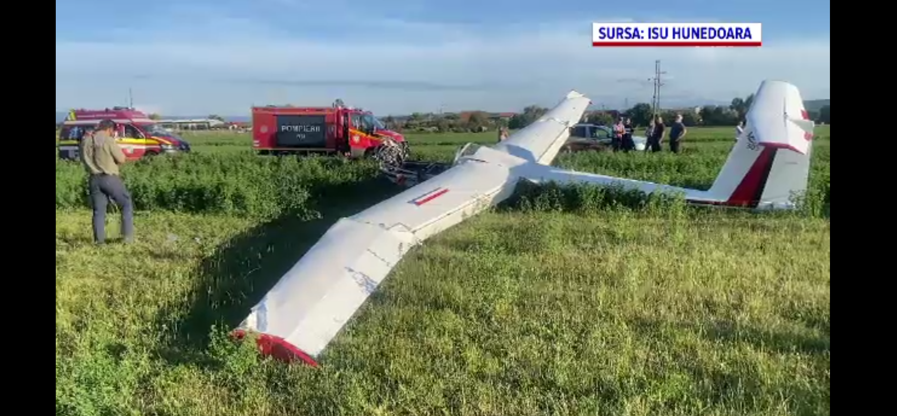 Un pilot de 21 de ani a fost grav rănit după ce a aterizat forțat cu un planor pe un lan de lucernă din Deva