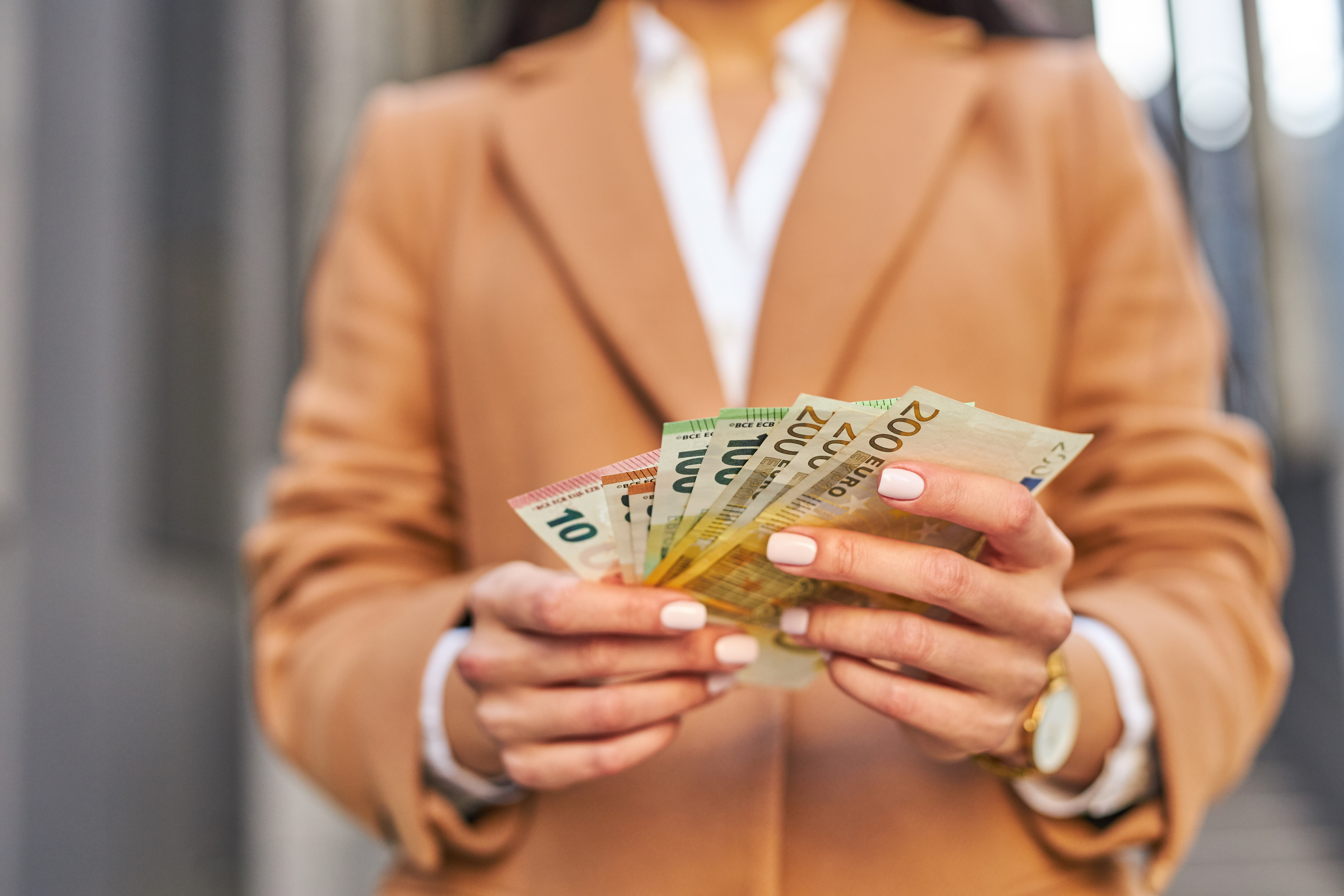 O femeie a intrat într-un magazin din Botoșani, i-a dat vânzătoarei 1.000 de euro și a plecat. ”M-am răzbunat. Cer iertare”