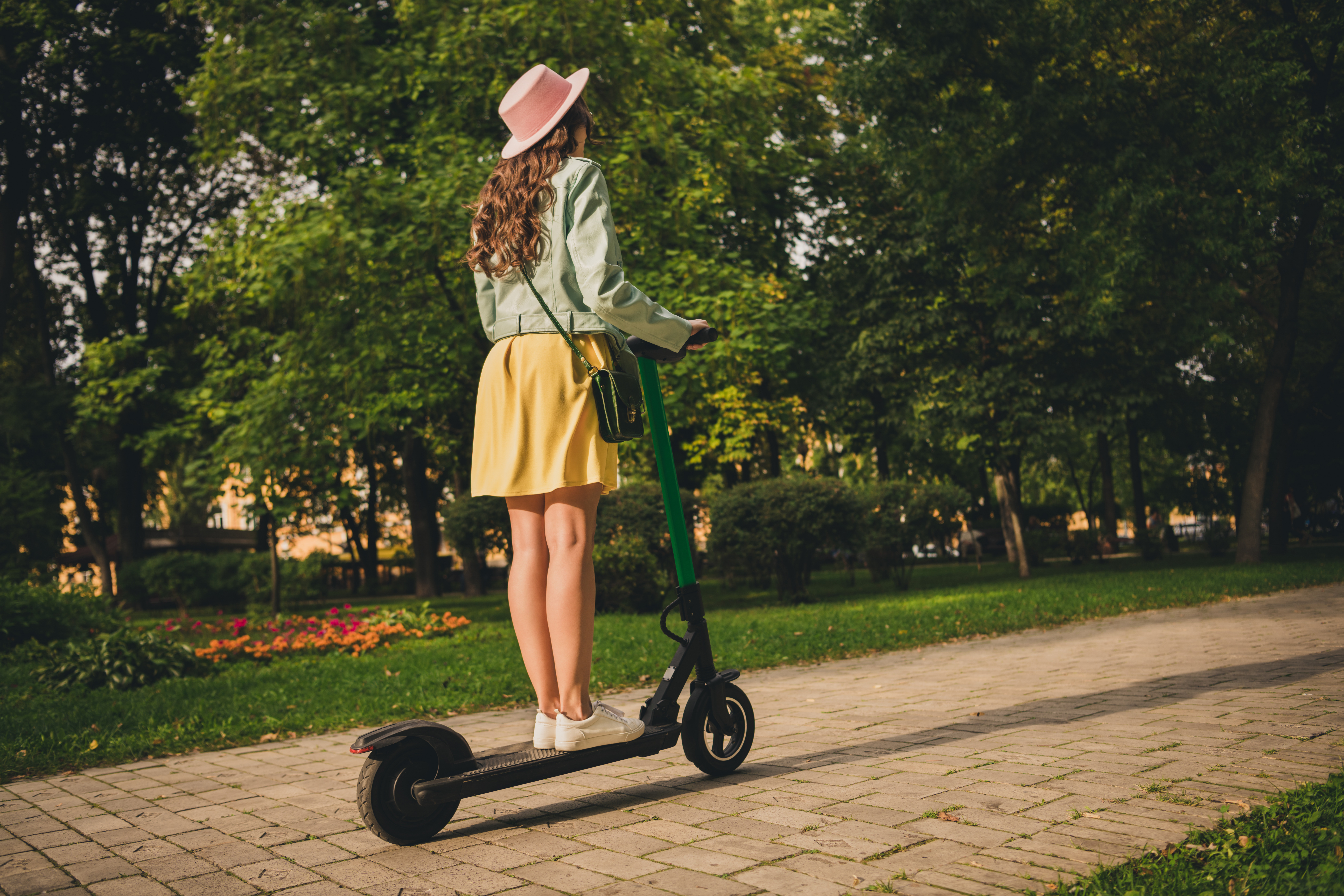 Trotinetele electrice pe drumurile publice în România. Pe unde trebuie să circule acestea, conform legii