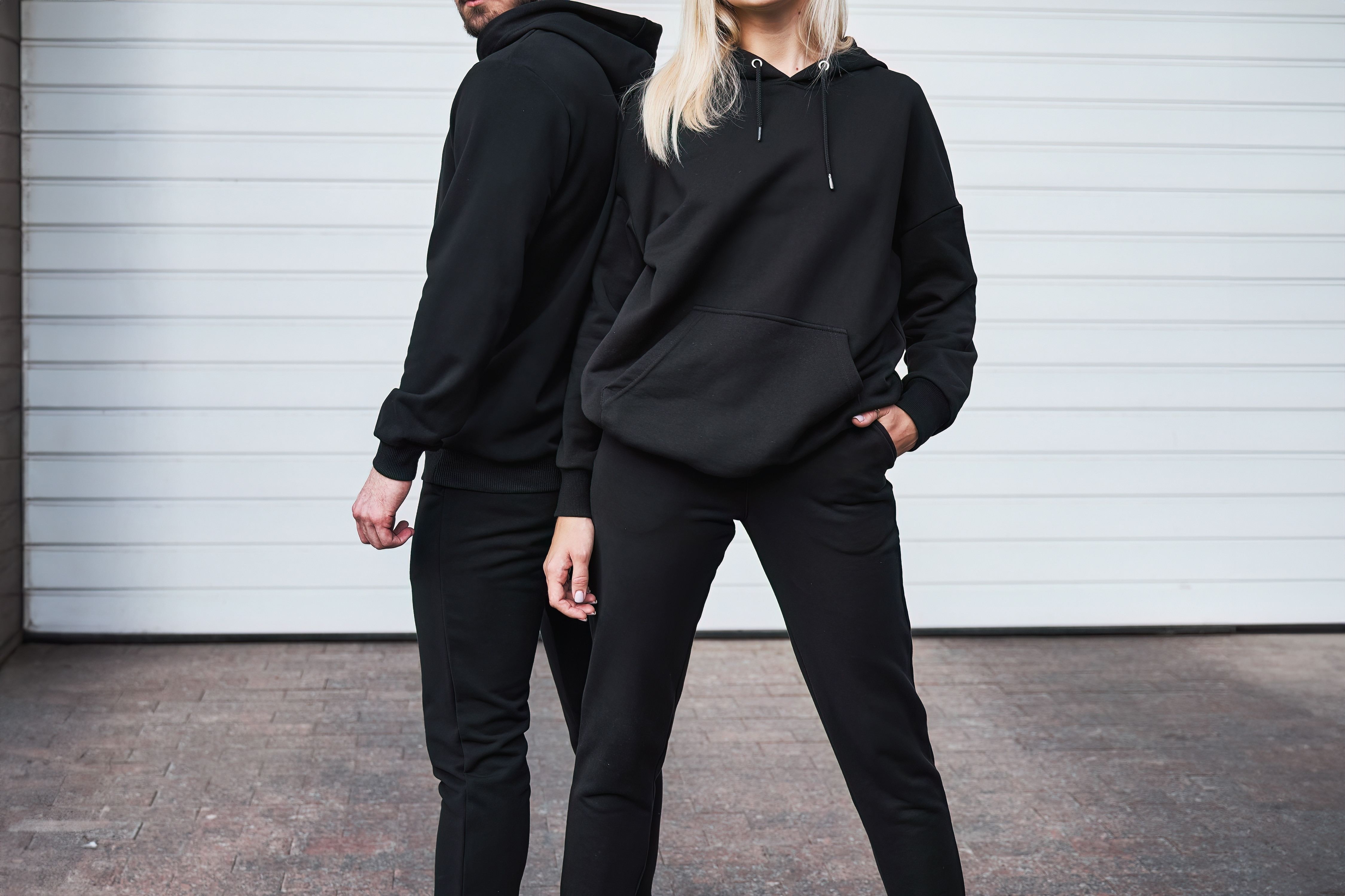 O școală le-a interzis elevilor să mai vină la ore îmbrăcați complet în negru. Care este motivul